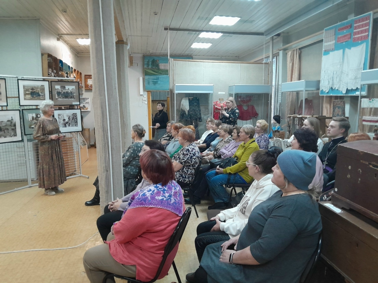 Вчера «серебряные» волонтеры и ветераны стали гостями торжественного открытия фотовыставки «Жизнь ради Спаса».