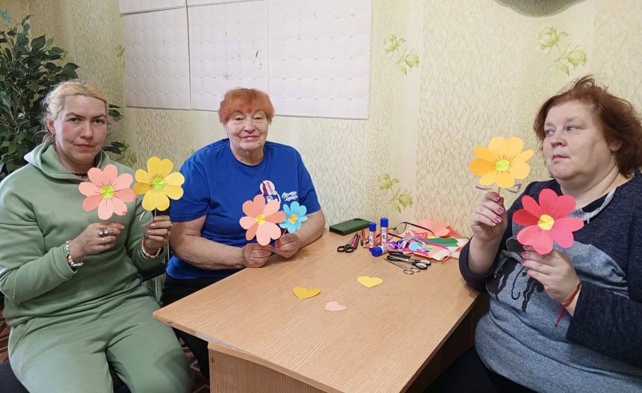 Активно проходят творческие занятия в социально-реабилитационной службе.