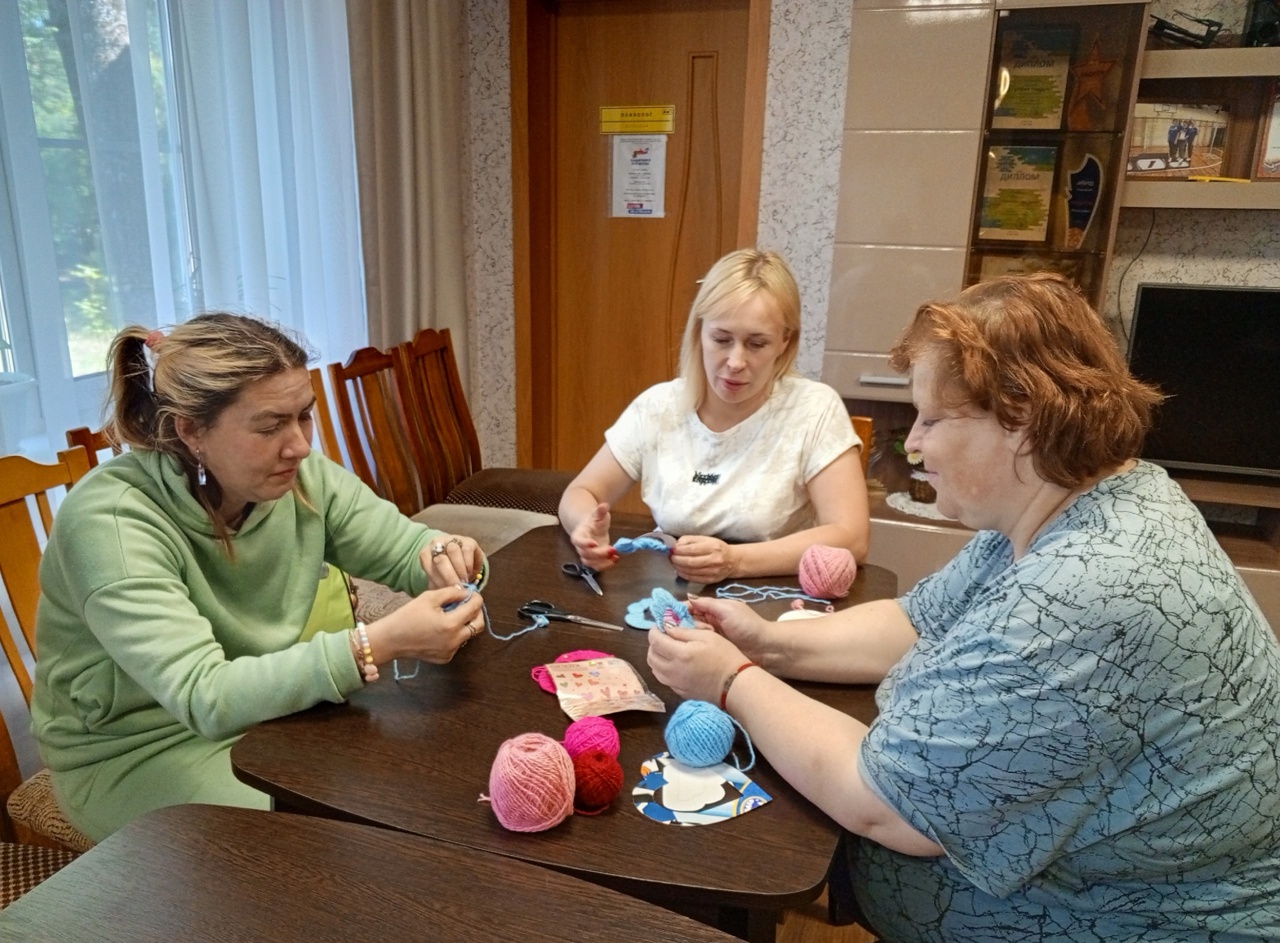 На очередном творческом занятии в "Мастерской радости" участницы клуба "Вероника" колдовали над созданием облаков с цветным дождем из ниток.