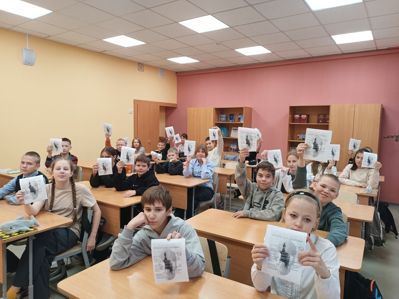 Сегодня специалисты отделения по работе с семьей и детьми провели с подростками беседу о вреде вейпов.