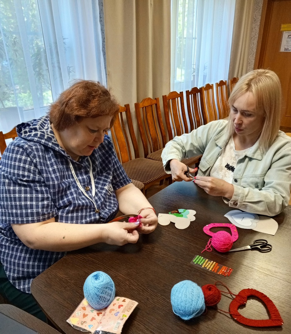 На очередном творческом занятии в реабилитационной службе, участницы клуба «Вероника», занимались рукоделием.