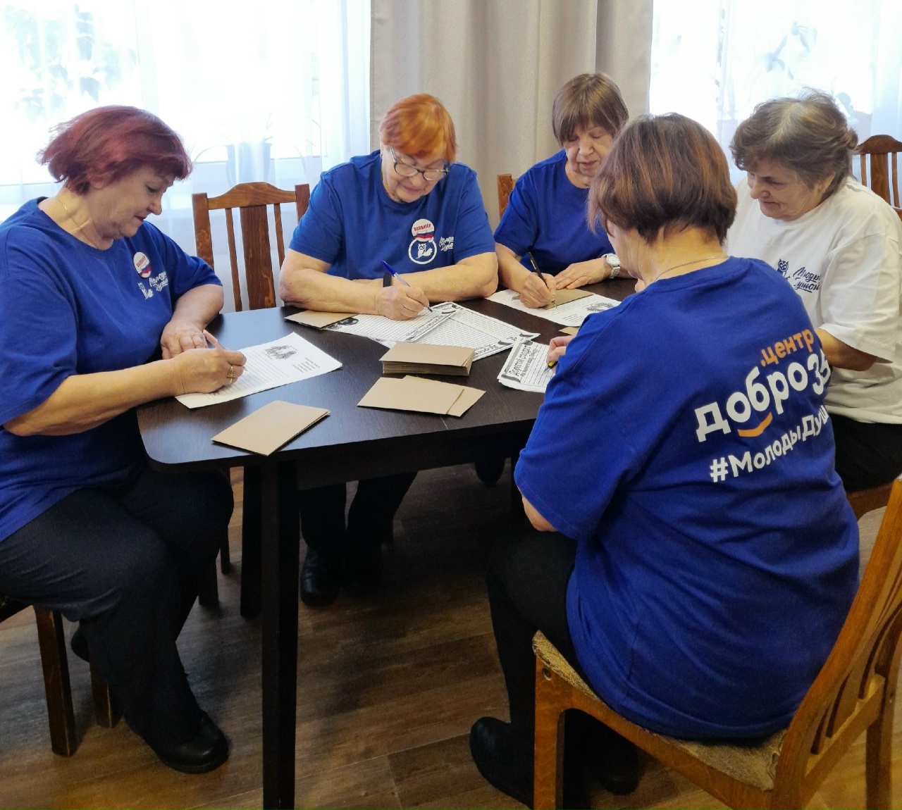 Тепло из дома: «серебряные» волонтёры пишут защитникам