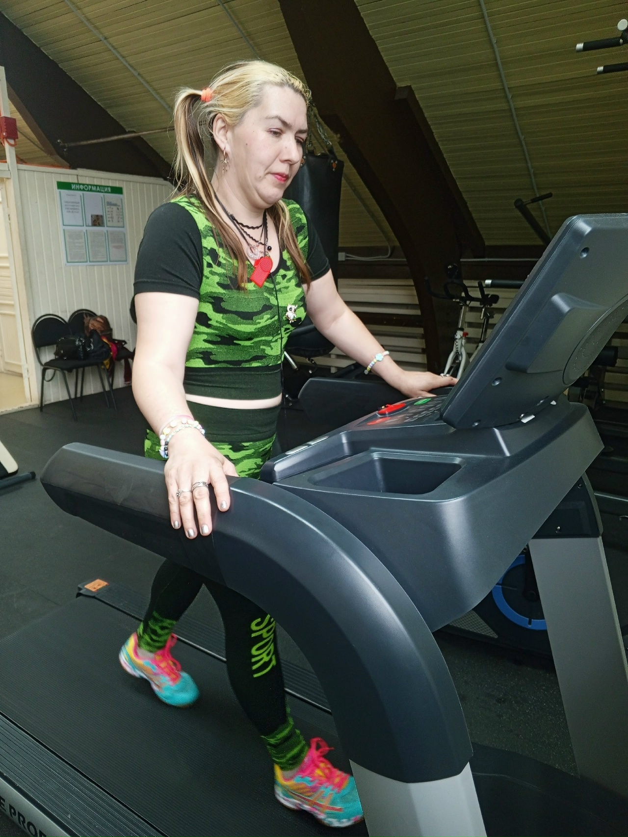 Участницы клуба "Вероника" активно занимаются оздоровительной гимнастикой.