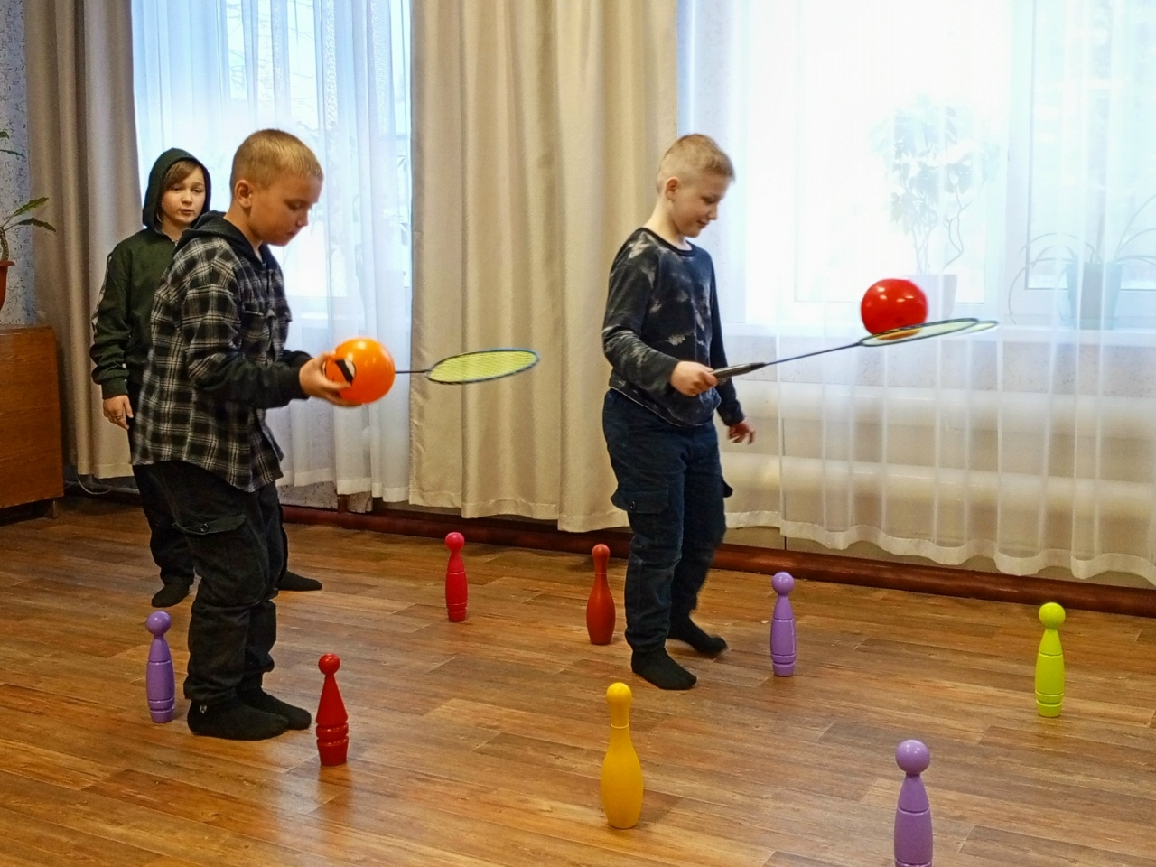 Активно проходят занятия для ребят группы "Алые паруса" под названием"Физкультпривет!"