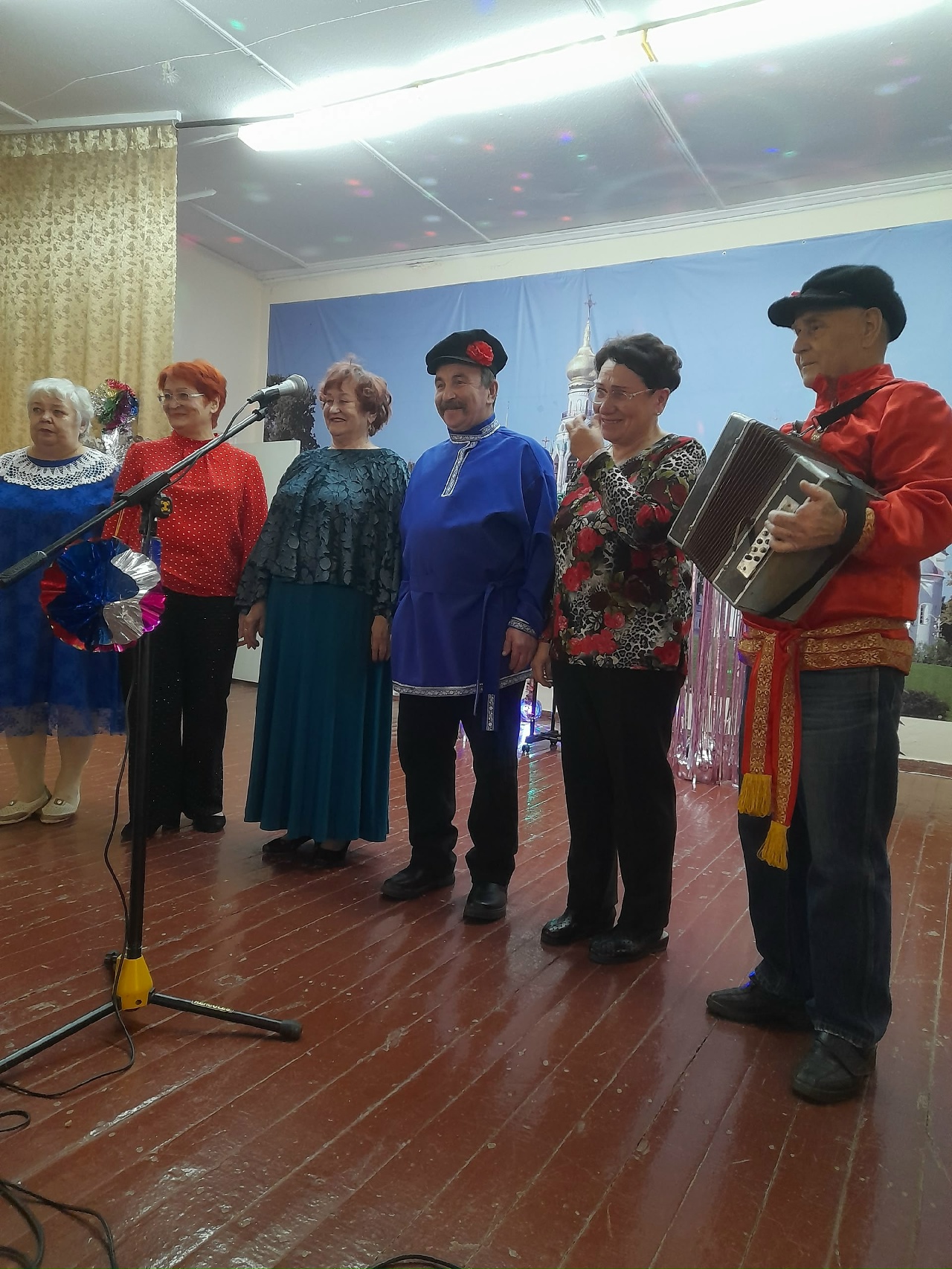 Октябрьский дом-интернат для престарелых и инвалидов принимал особых гостей – "серебряных" волонтеров отряда "Добрые сердца" и членов Вашкинской ВОИ