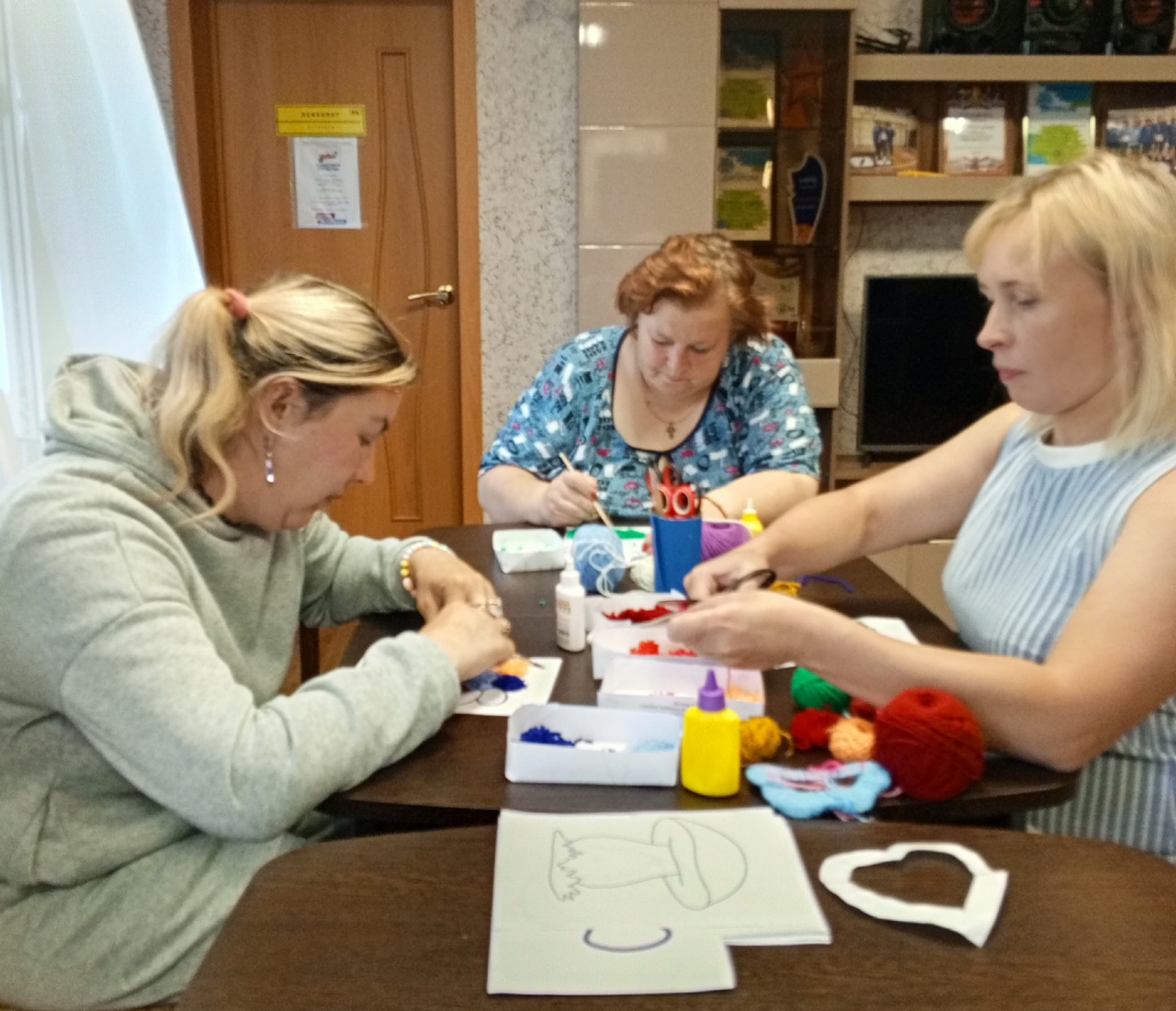 На занятии в "Мастерской радости" участницы клуба "Вероника" изготовляли яркие аппликации из ниток.