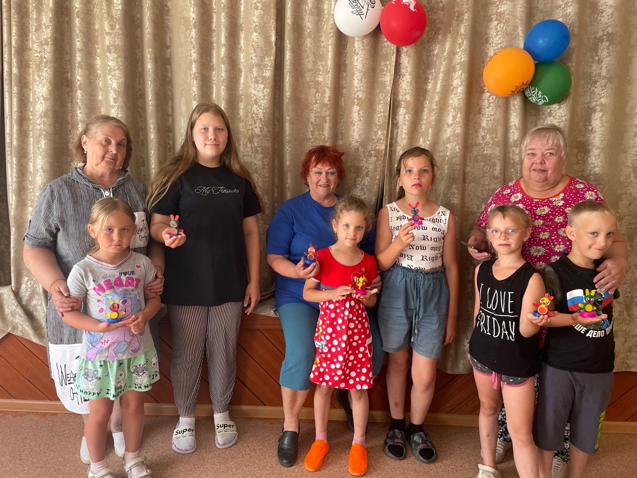 "Серебряный" волонтер подарила детям "Сказочных Зайчиков"!