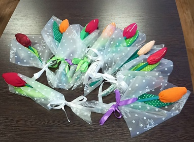 Тюльпаны к 8 Марта — это классика, которая дарит весеннее настроение.