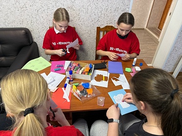 "Юность" творит с душой: открытки к 8 Марта с улыбкой и теплом!